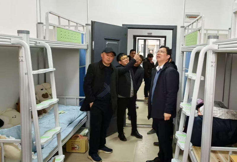 李來清、鄧昌大指導(dǎo)學(xué)生宿舍調(diào)整搬遷工作
