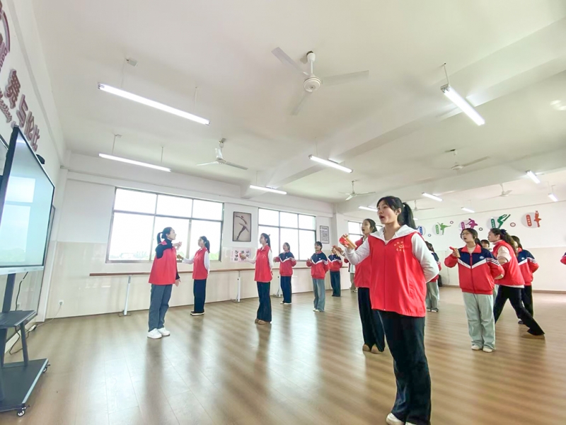 多元藝術(shù)課程點亮鄉(xiāng)村學(xué)子成長路——衡陽幼兒師專2025年首赴茶市聯(lián)合學(xué)校開展“藝術(shù)童伴”支教幫扶活動