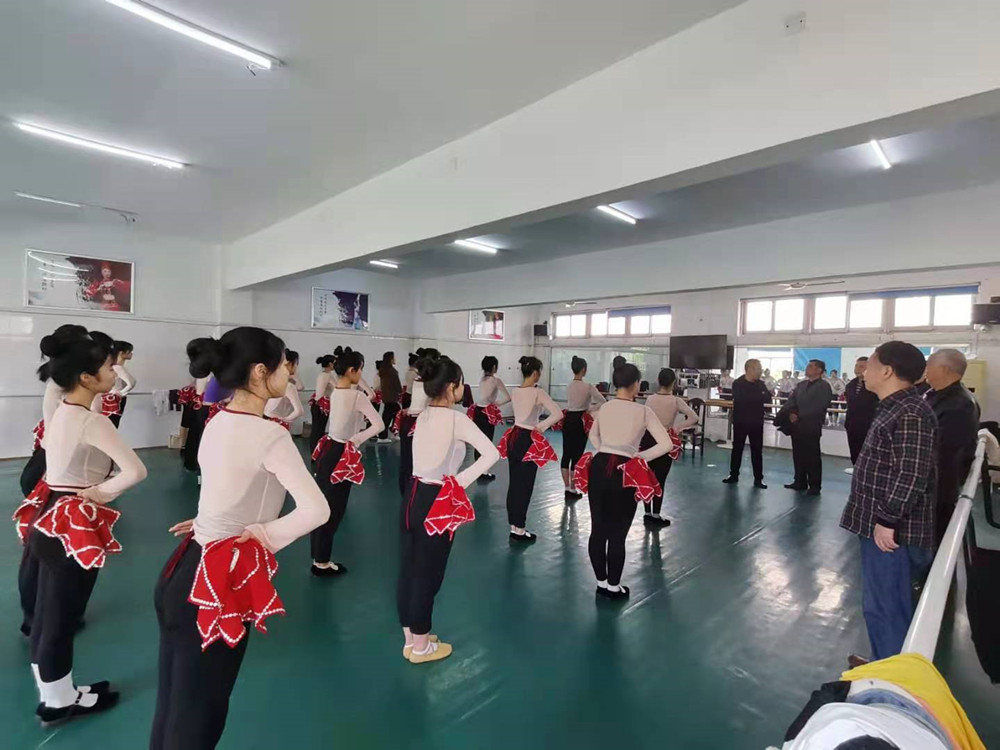 衡陽(yáng)幼高專舉行離退休總支、支部委員聯(lián)席會(huì)議