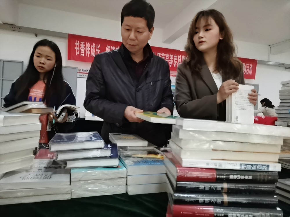 “書香伴成長，閱讀育新人”——我校圖書館成功舉辦 “你選書，我買單”活動