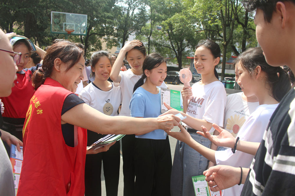附屬藝術(shù)中專第一支部開展“學(xué)史力行辦實(shí)事 垃類分類促文明”主題黨日活動(dòng) 附屬藝術(shù)中專第一支部開展“學(xué)史力行辦實(shí)事 垃類分類促文明”主題黨日活動(dòng)