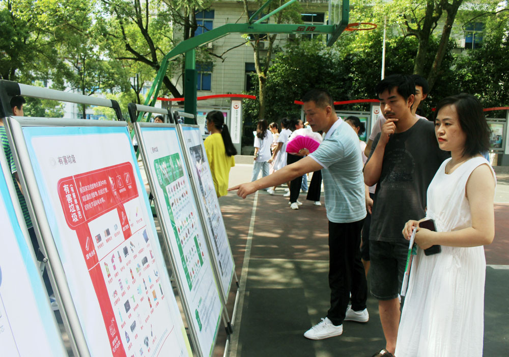 附屬藝術(shù)中專第一支部開展“學(xué)史力行辦實(shí)事 垃類分類促文明”主題黨日活動(dòng) 附屬藝術(shù)中專第一支部開展“學(xué)史力行辦實(shí)事 垃類分類促文明”主題黨日活動(dòng)