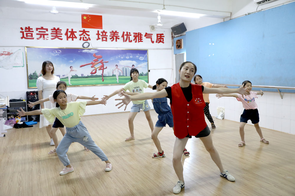 炎熱酷暑關(guān)愛留守兒童 藝術(shù)送教上好“最后一課” 炎熱酷暑關(guān)愛留守兒童 藝術(shù)送教上好“最后一課”