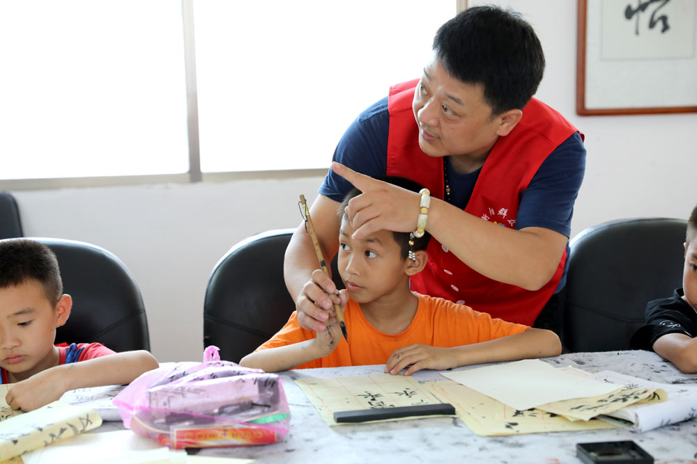 炎熱酷暑關(guān)愛留守兒童 藝術(shù)送教上好“最后一課” 炎熱酷暑關(guān)愛留守兒童 藝術(shù)送教上好“最后一課”