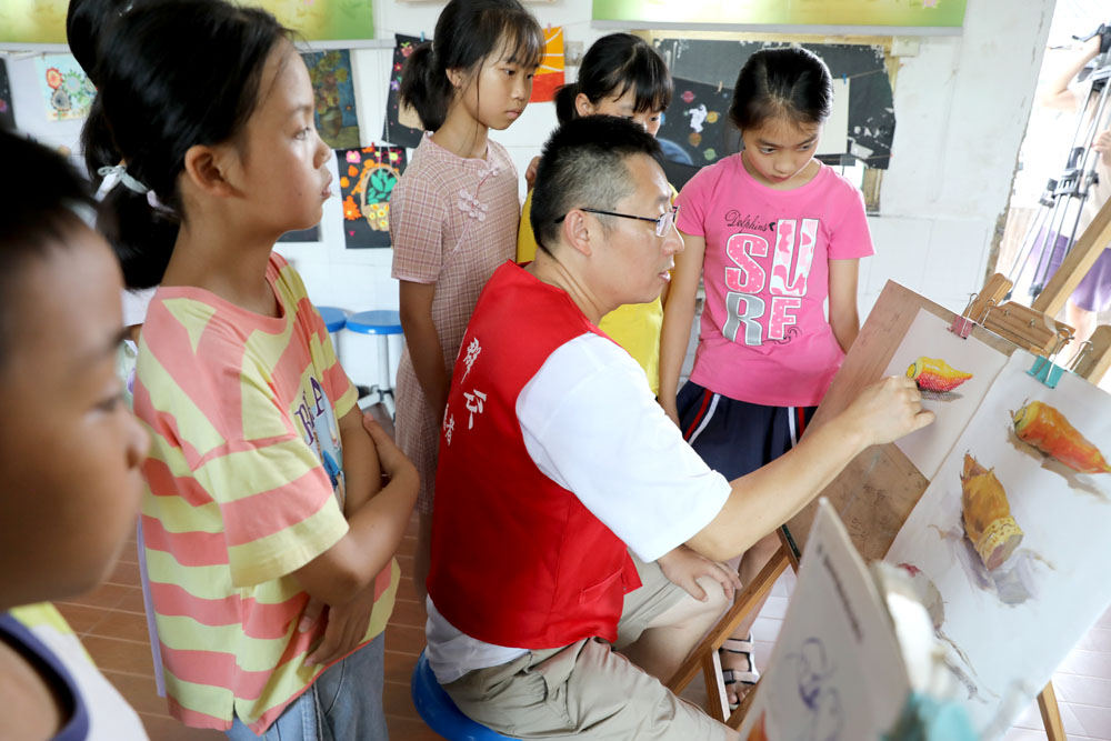 炎熱酷暑關(guān)愛留守兒童 藝術(shù)送教上好“最后一課” 炎熱酷暑關(guān)愛留守兒童 藝術(shù)送教上好“最后一課”