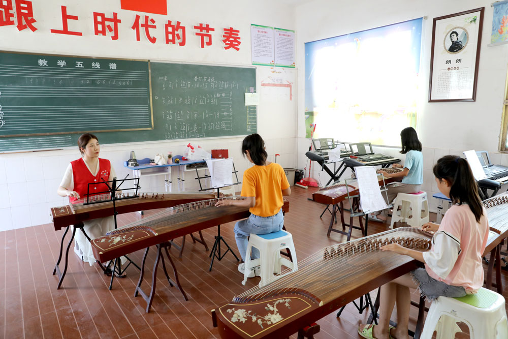 炎熱酷暑關(guān)愛留守兒童 藝術(shù)送教上好“最后一課” 炎熱酷暑關(guān)愛留守兒童 藝術(shù)送教上好“最后一課”