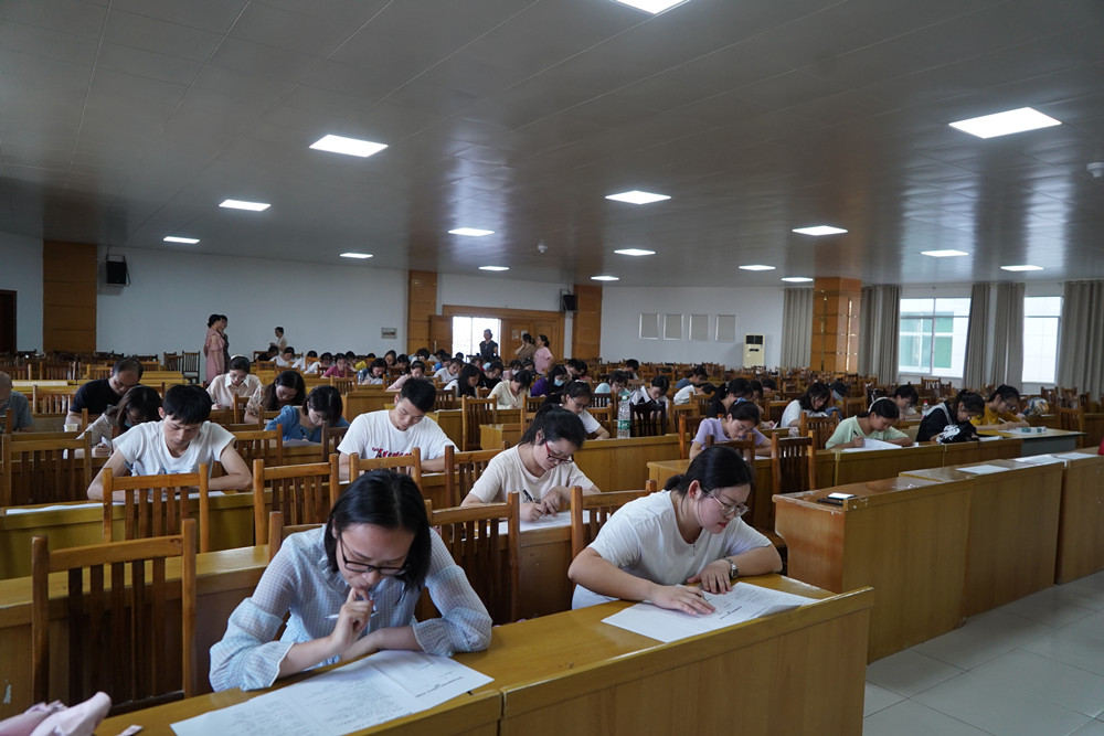 歷史賦予詩(shī)詞，詩(shī)詞光耀我心                  ——衡陽(yáng)幼兒師范高等專(zhuān)科學(xué)校第一屆“中國(guó)詩(shī)詞大會(huì)”選拔賽完美收官