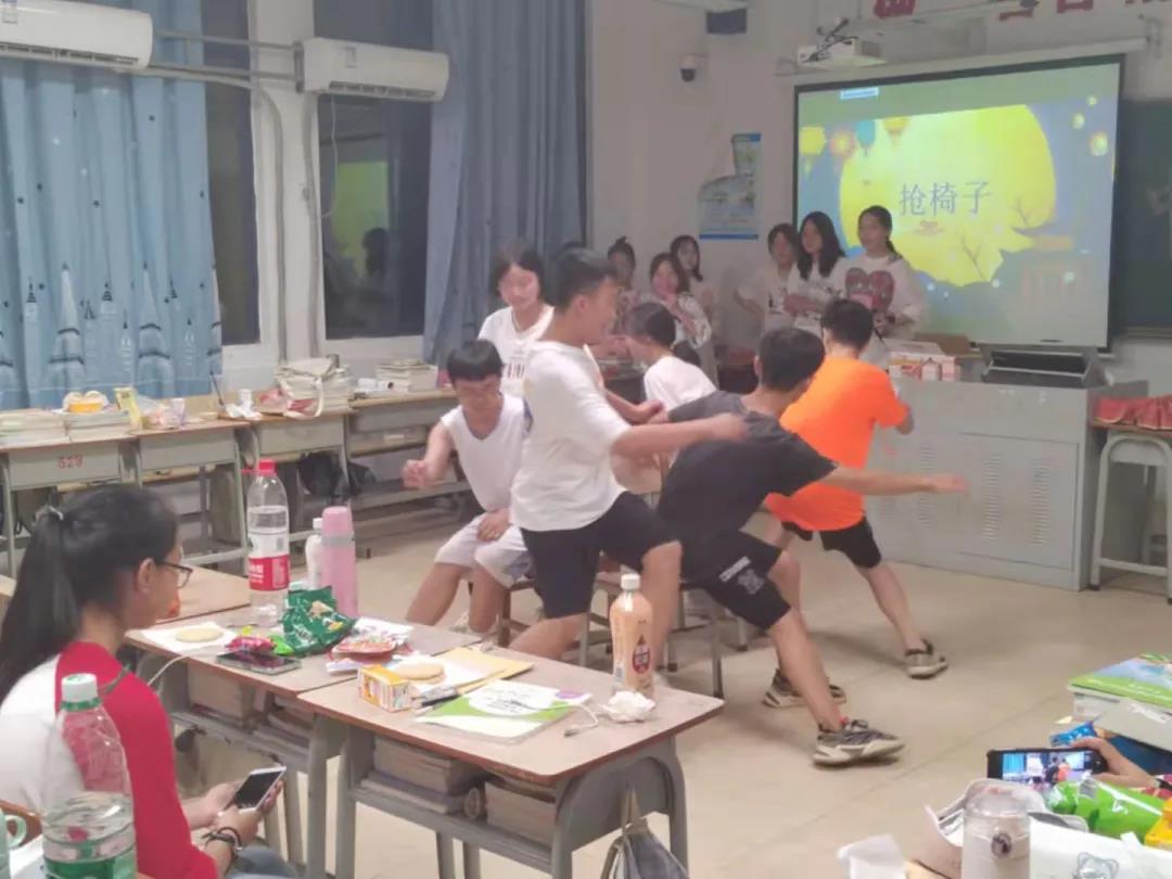 中秋佳節(jié)，師生一起過！