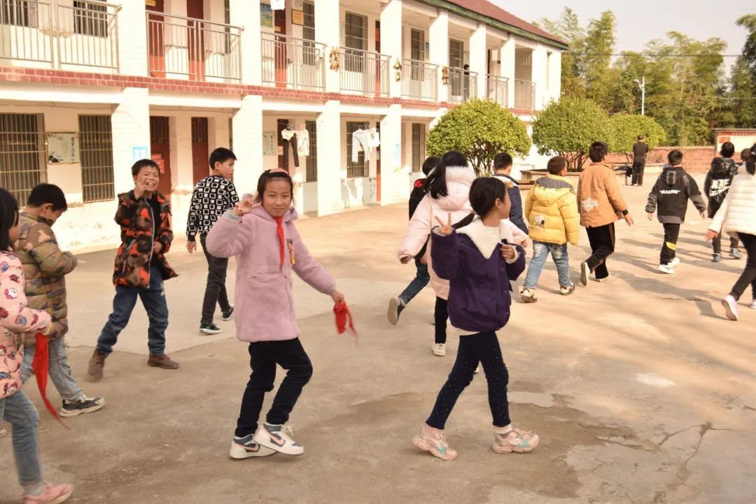 感動！他們一次次來村小支教