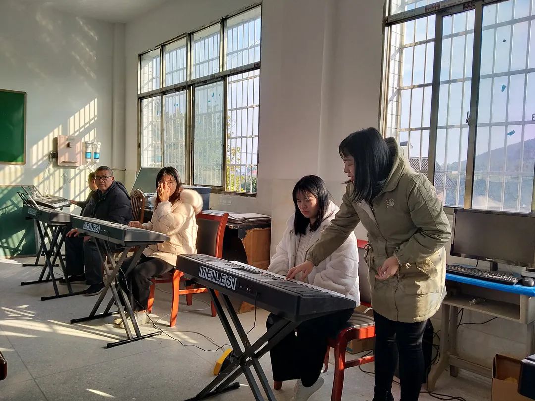 感動！他們一次次來村小支教