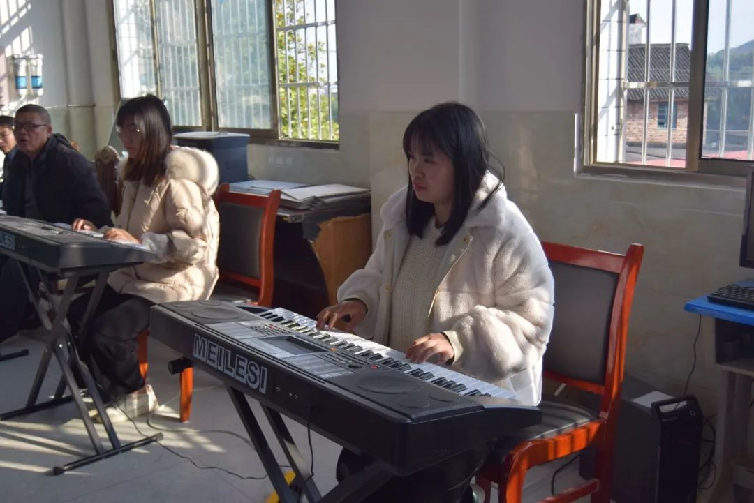 感動！他們一次次來村小支教