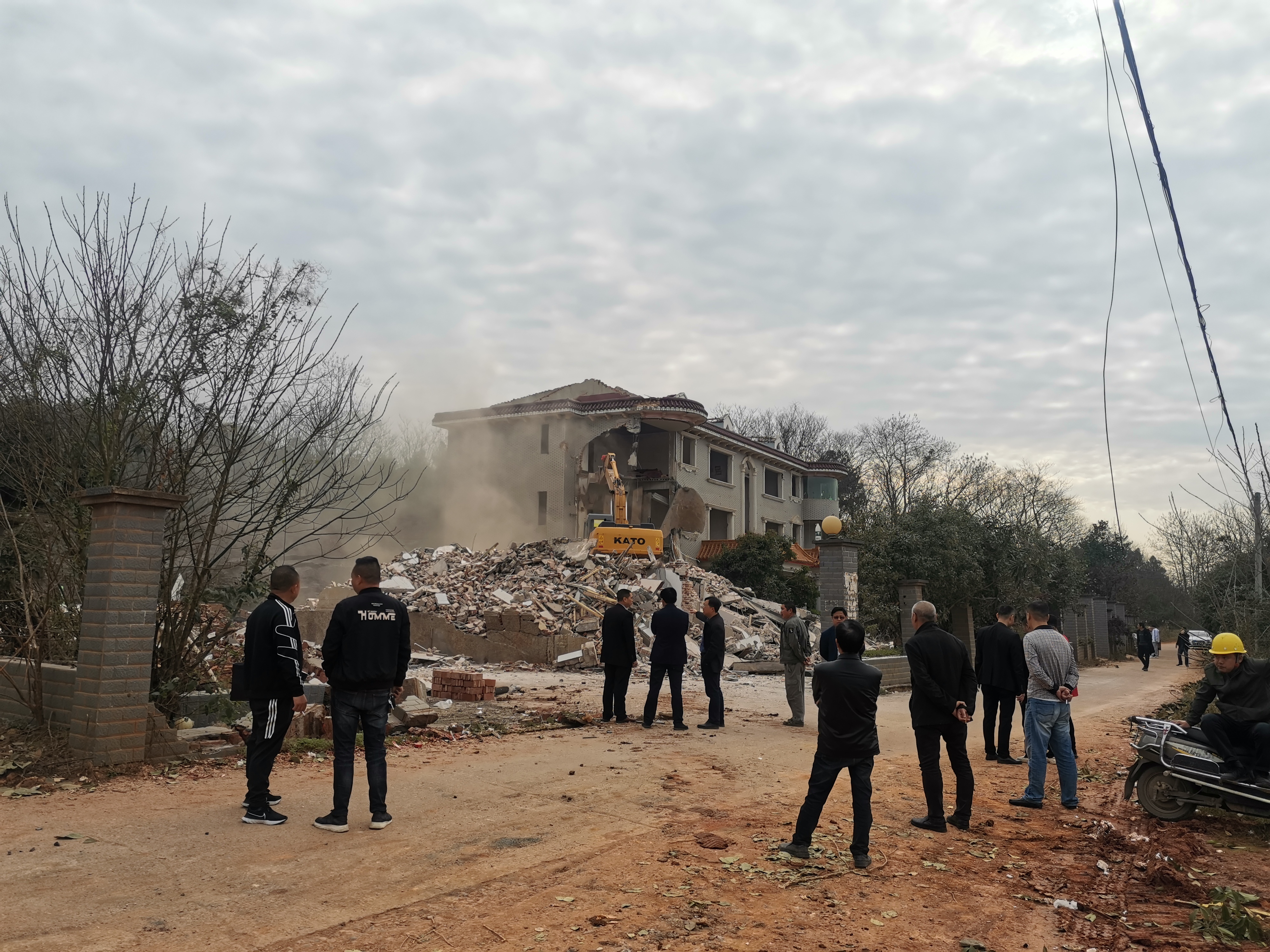 我校14#樓學(xué)生宿舍建設(shè)場地拆遷工作圓滿完成 我校14#樓學(xué)生宿舍建設(shè)場地拆遷工作圓滿完成