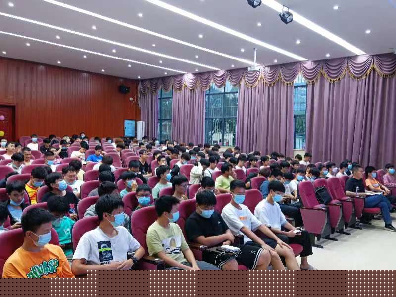 我校組織開展男性大學(xué)生健康教育專題講座