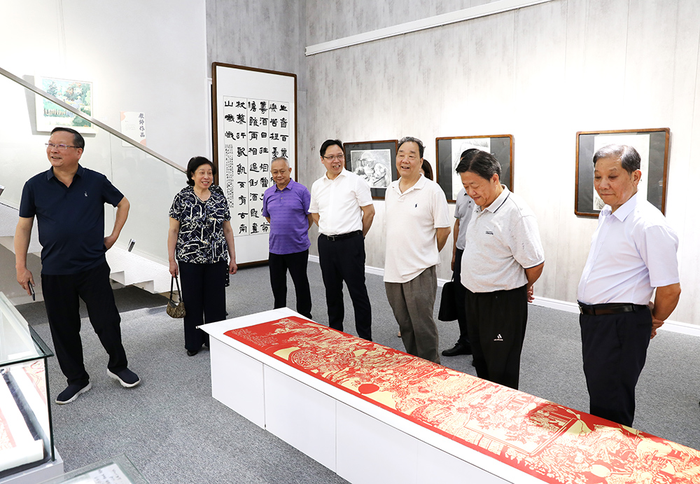 市委黨史聯(lián)絡(luò)組來(lái)我?？疾煺{(diào)研