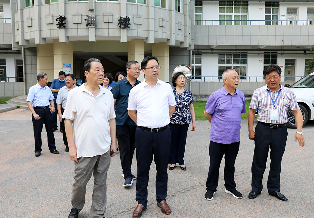 市委黨史聯(lián)絡(luò)組來(lái)我?？疾煺{(diào)研