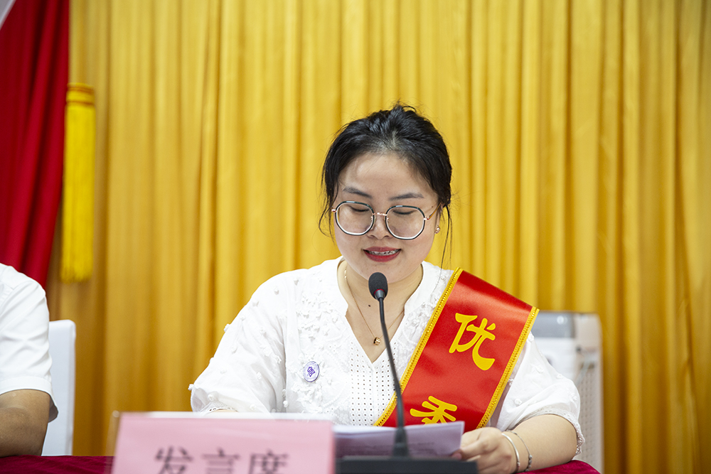 衡陽幼兒師專舉行慶祝第38個教師節(jié)表彰大會 衡陽幼兒師專舉行慶祝第38個教師節(jié)表彰大會