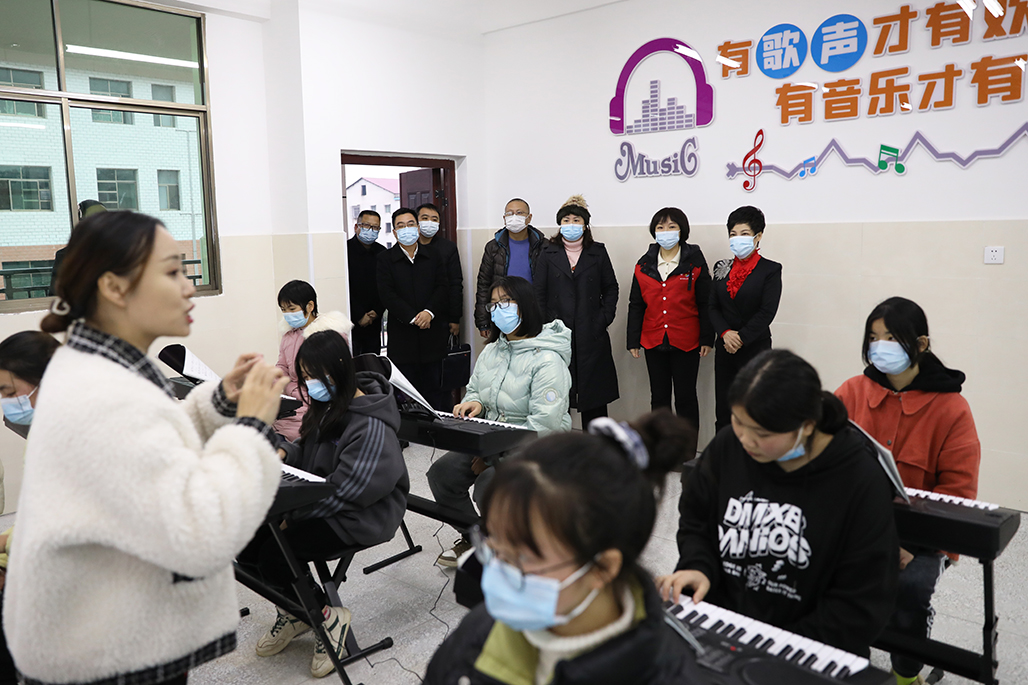 衡陽幼兒師范高等?？茖W(xué)校積極開展“百千萬‘藝術(shù)童伴’——留守兒童關(guān)愛工程”支教幫扶活動