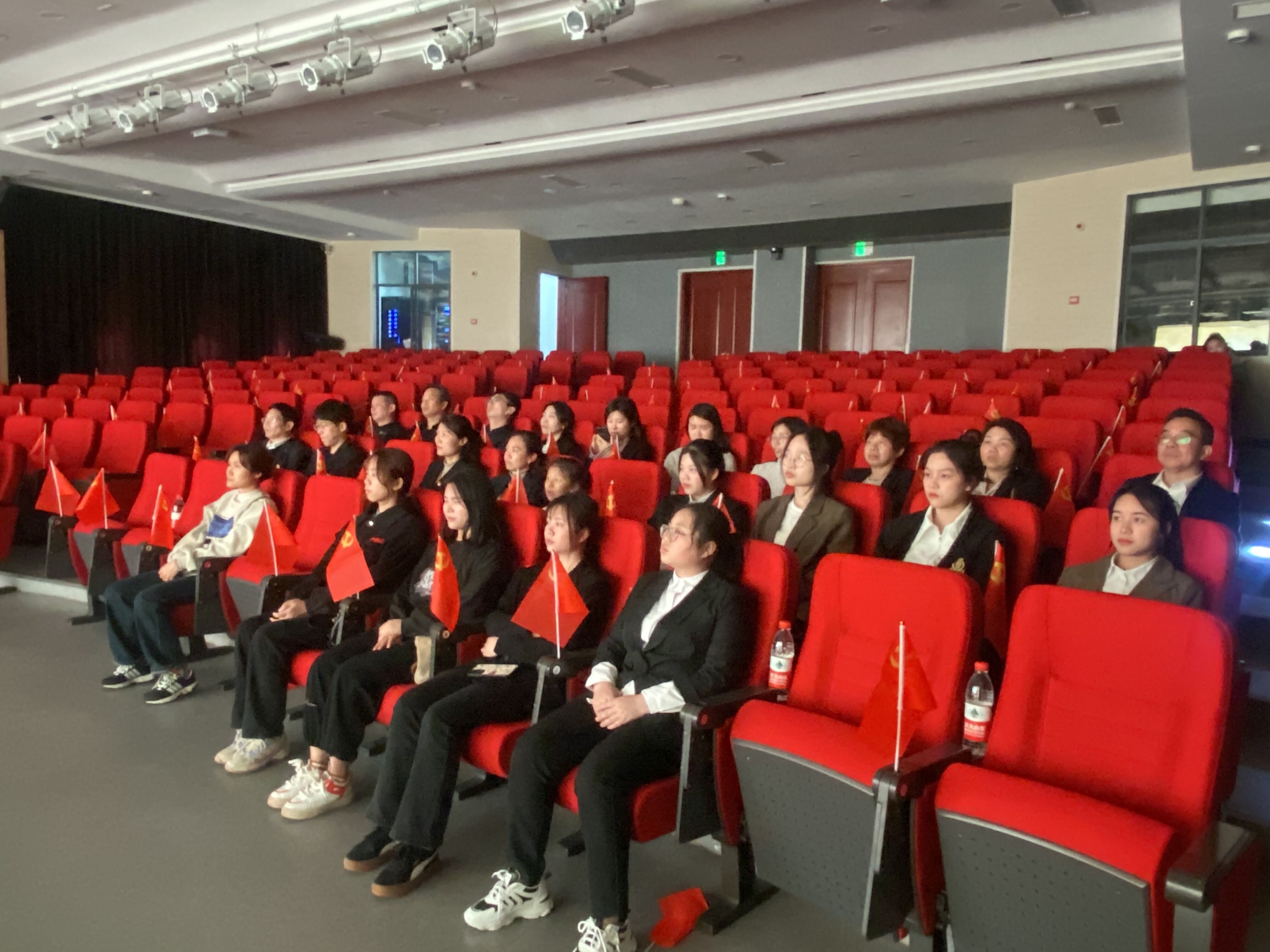 領(lǐng)略巾幗風(fēng)采 弘揚(yáng)鏗鏘精神—衡陽幼兒師專馬院到衡陽黨史館開展主題黨日暨實踐研修活動