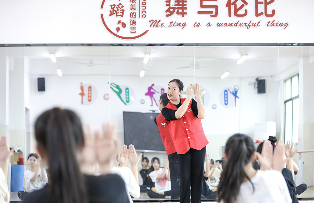 衡陽幼兒師專學(xué)前教育系赴衡南縣茶市聯(lián)合學(xué)校開展留守兒童結(jié)對幫扶工作 衡陽幼兒師專學(xué)前教育系赴衡南縣茶市聯(lián)合學(xué)校開展留守兒童結(jié)對幫扶工作