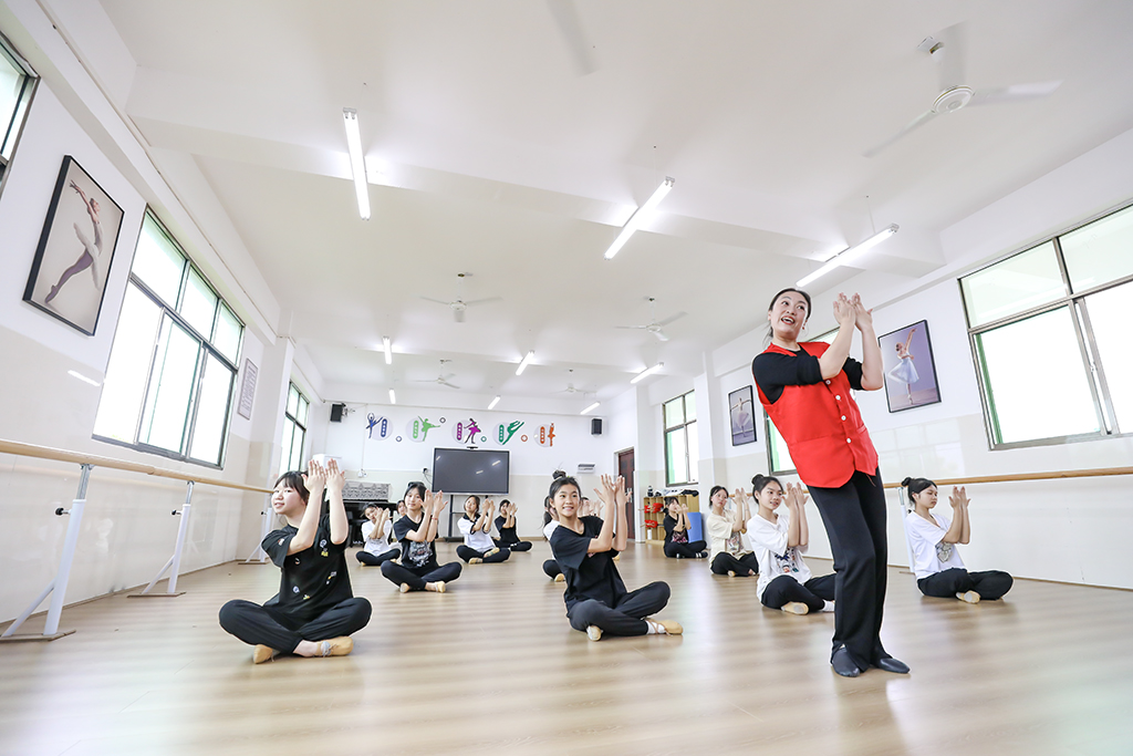 衡陽幼兒師專學(xué)前教育系赴衡南縣茶市聯(lián)合學(xué)校開展留守兒童結(jié)對幫扶工作 衡陽幼兒師專學(xué)前教育系赴衡南縣茶市聯(lián)合學(xué)校開展留守兒童結(jié)對幫扶工作