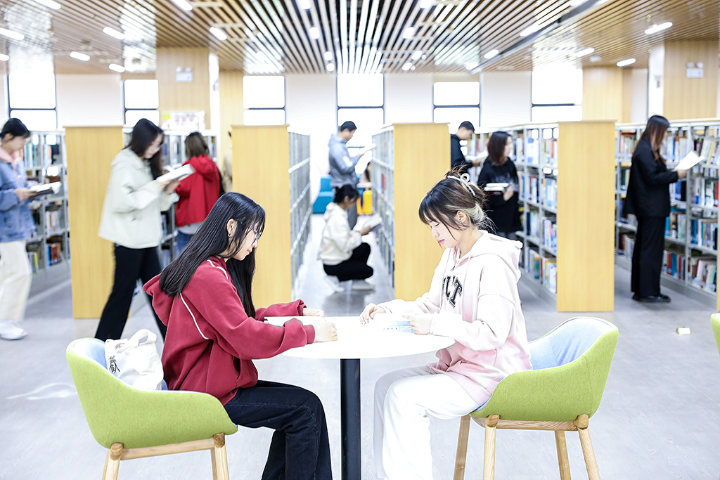 衡陽幼兒師專舉辦“以書敘情義，以畫見遠(yuǎn)方”藝術(shù)展