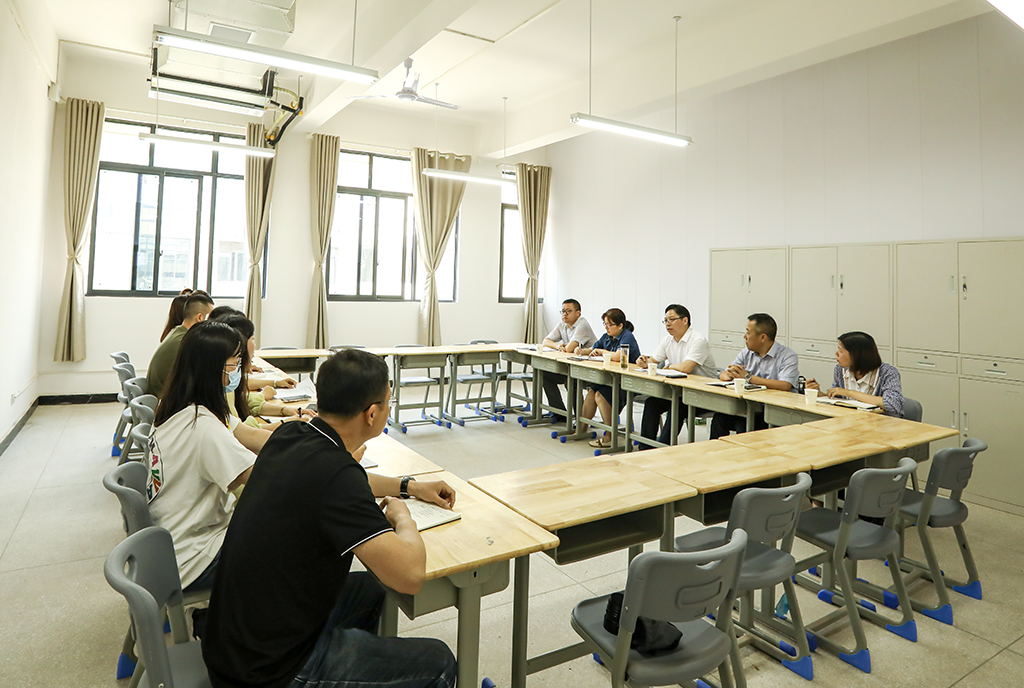 李來清調研數(shù)學與現(xiàn)代信息技術系基層黨建工作