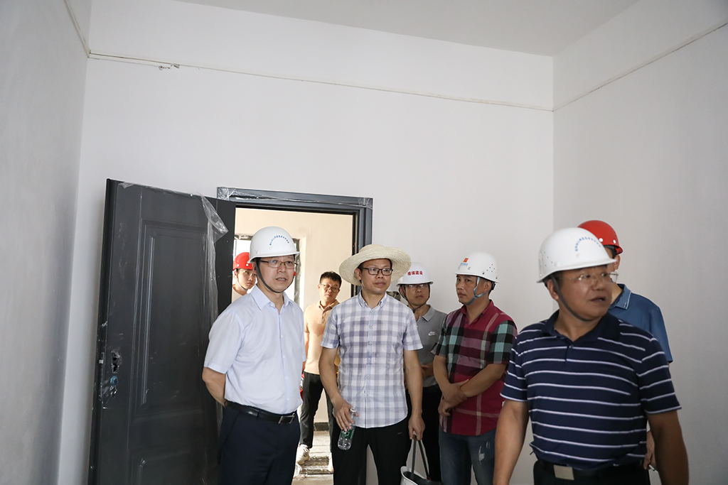 校領導深入學?；椖渴┕がF(xiàn)場檢查指導工作