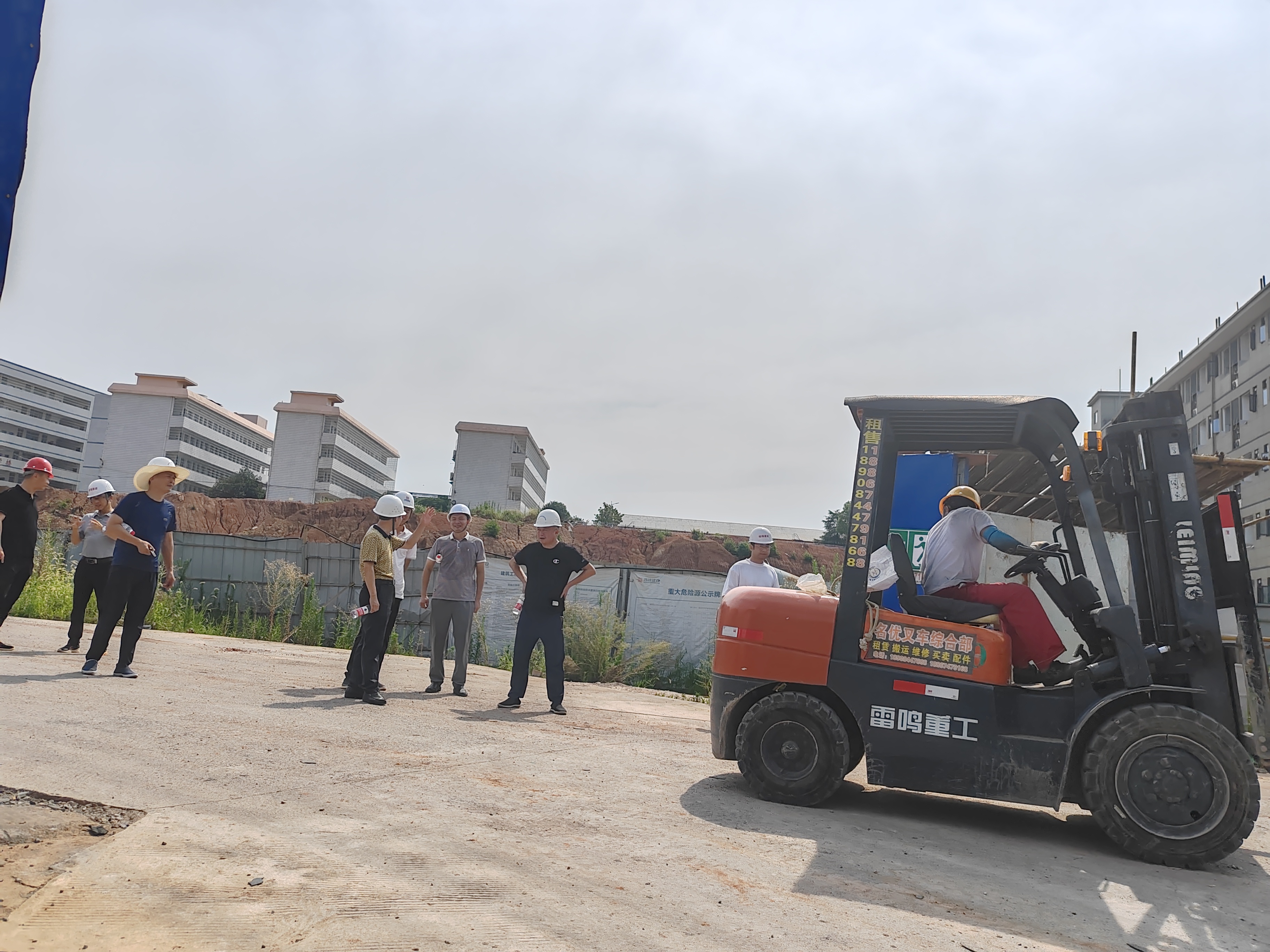 校領(lǐng)導(dǎo)帶隊(duì)開展建筑安全隱患排查整治工作 校領(lǐng)導(dǎo)帶隊(duì)開展建筑安全隱患排查整治工作