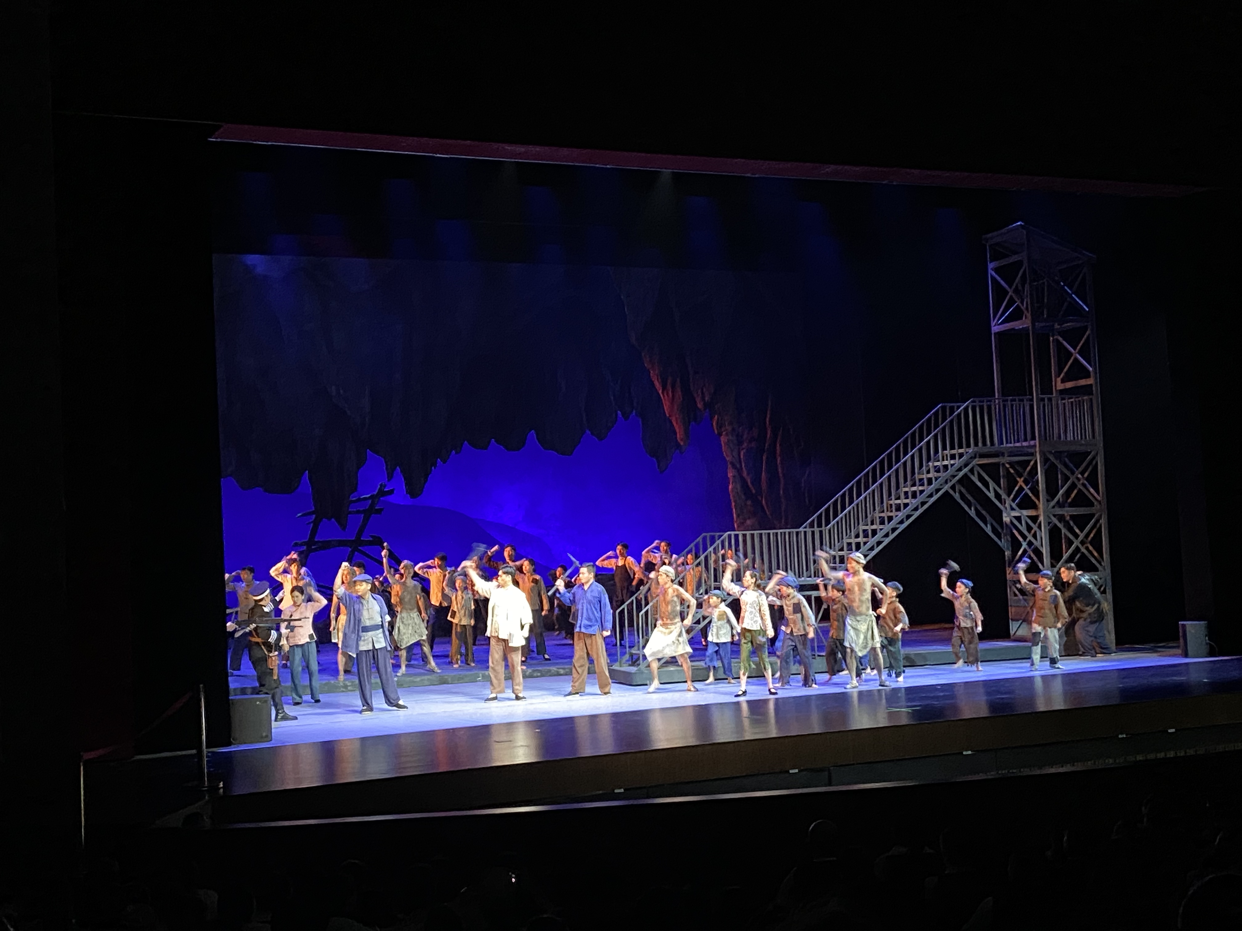 弘揚英烈精神，傳承紅色基因 ——我校藝術(shù)系黨總支組織黨員教師觀看歌劇《八百礦工上井岡》